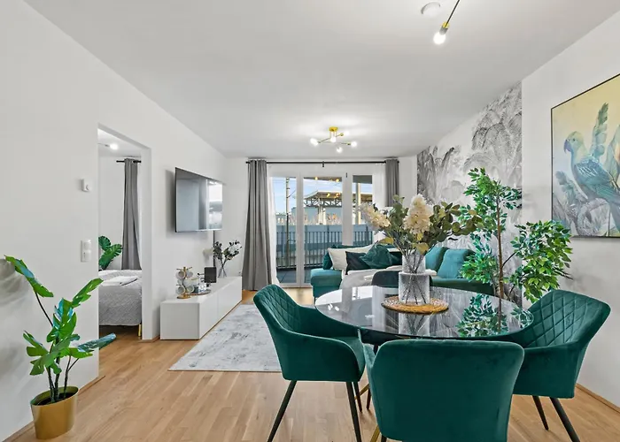 Modern Near Airport - Outdoor Space - Easy Access