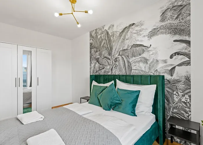 Modern Near Airport - Outdoor Space - Easy Access
