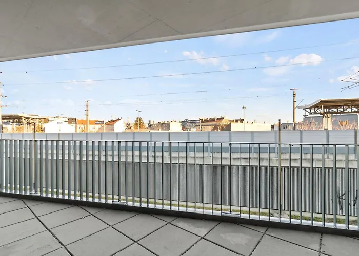 Modern Near Airport - Outdoor Space - Easy Access شقة