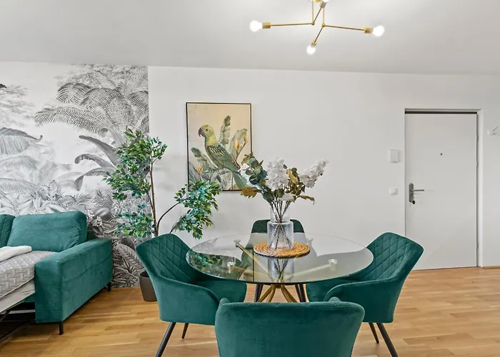 Modern Near Airport - Outdoor Space - Easy Access شقة