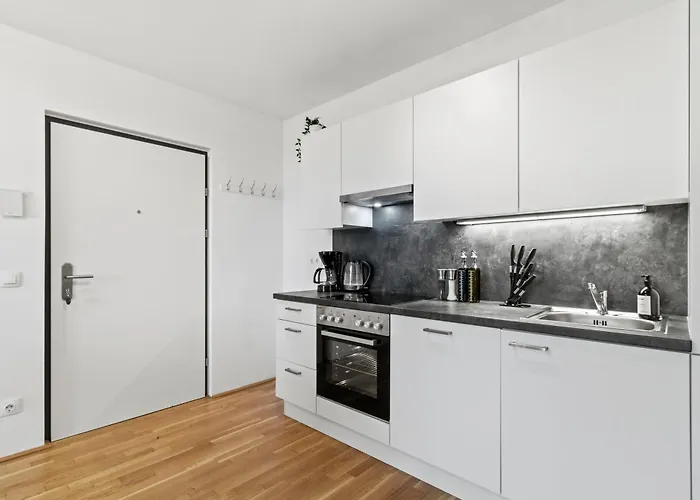 Modern Near Airport - Outdoor Space - Easy Access