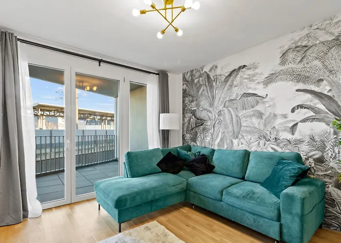 Modern Near Airport - Outdoor Space - Easy Access *