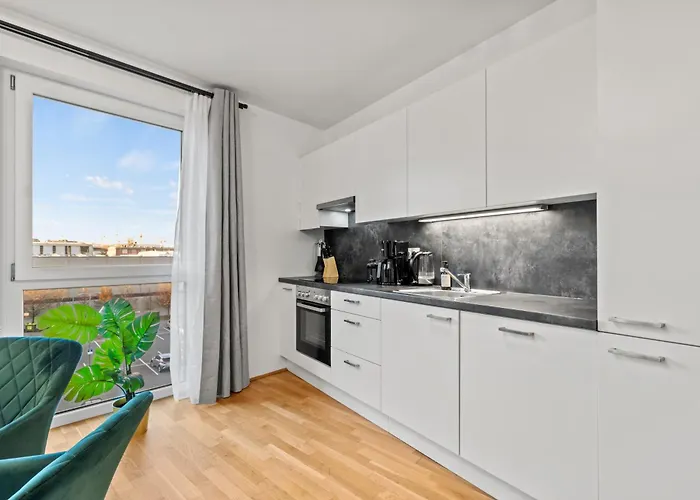 Modern Near Airport - Outdoor Space - Easy Access