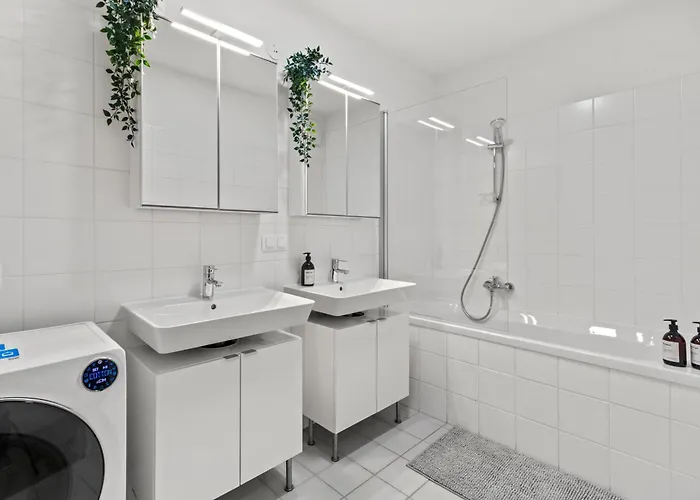 Modern Near Airport - Outdoor Space - Easy Access *