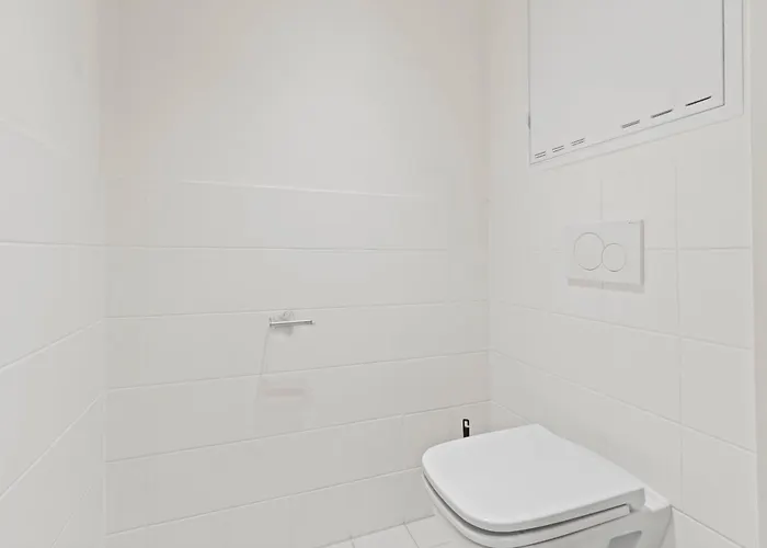 Modern Near Airport - Outdoor Space - Easy Access فيينا