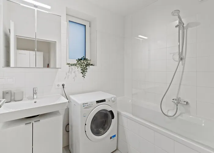 Modern Near Airport - Outdoor Space - Easy Access