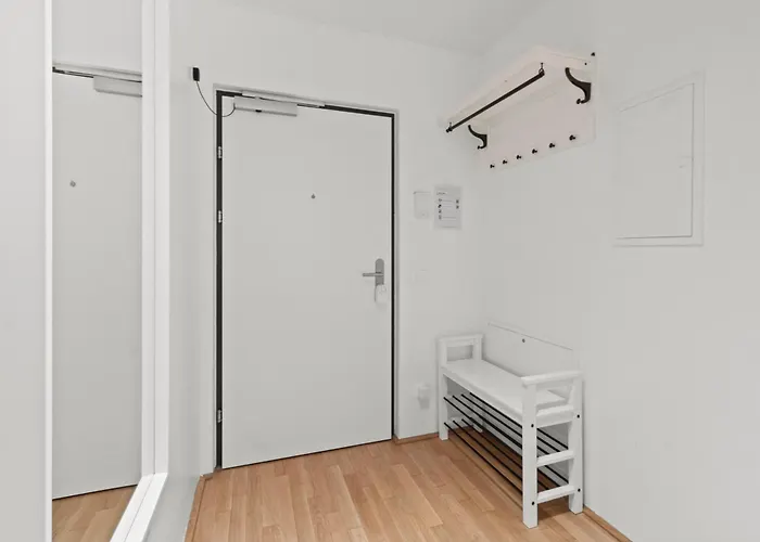 Modern Near Airport - Outdoor Space - Easy Access *