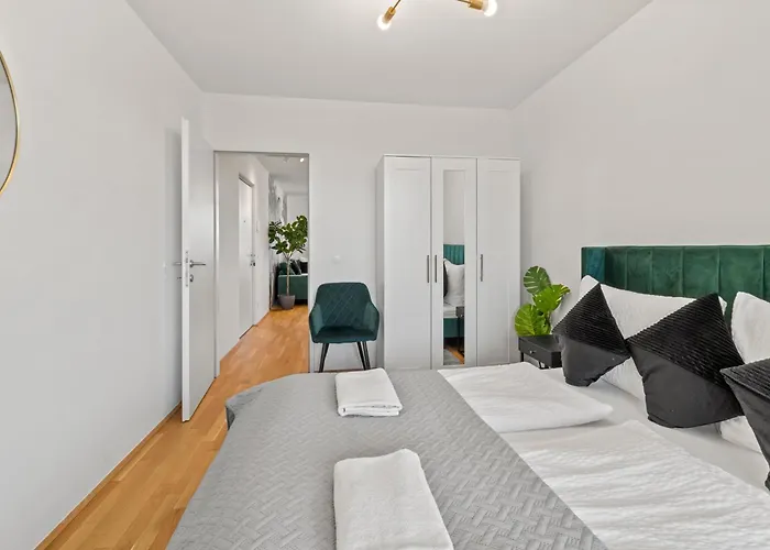 Modern Near Airport - Outdoor Space - Easy Access *