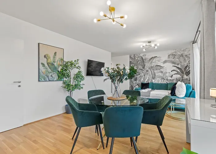 Modern Near Airport - Outdoor Space - Easy Access شقة فيينا