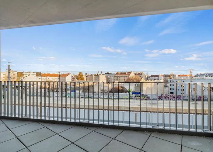 شقة Modern Near Airport - Outdoor Space - Easy Access *