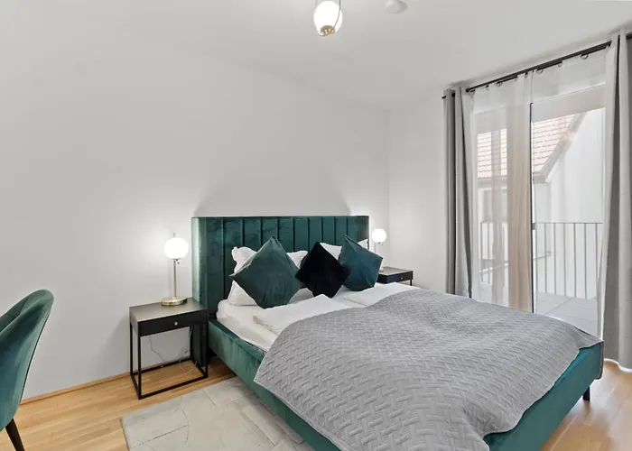 Modern Near Airport - Outdoor Space - Easy Access