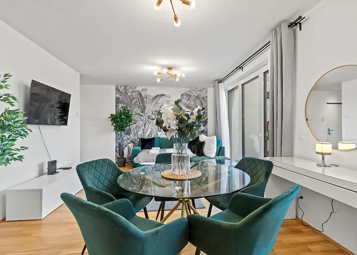 Modern Near Airport - Outdoor Space - Easy Access