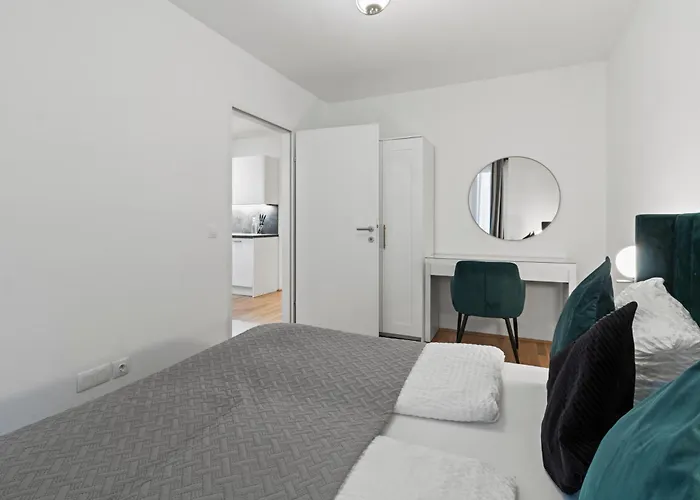 Modern Near Airport - Outdoor Space - Easy Access فيينا