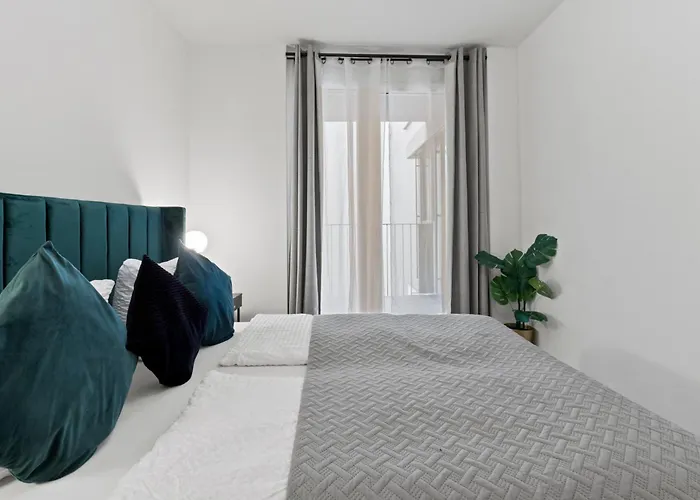 شقة Modern Near Airport - Outdoor Space - Easy Access