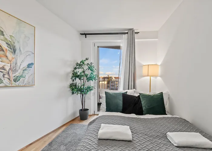 Modern Near Airport - Outdoor Space - Easy Access شقة *