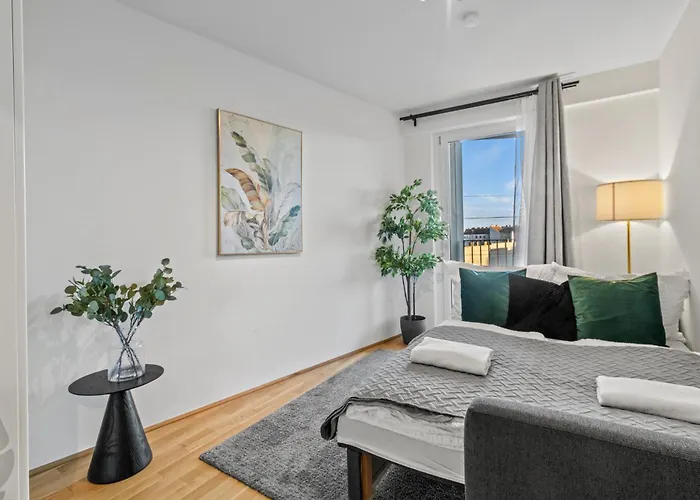 Modern Near Airport - Outdoor Space - Easy Access *