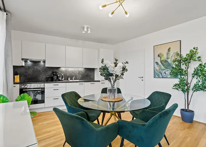 Modern Near Airport - Outdoor Space - Easy Access