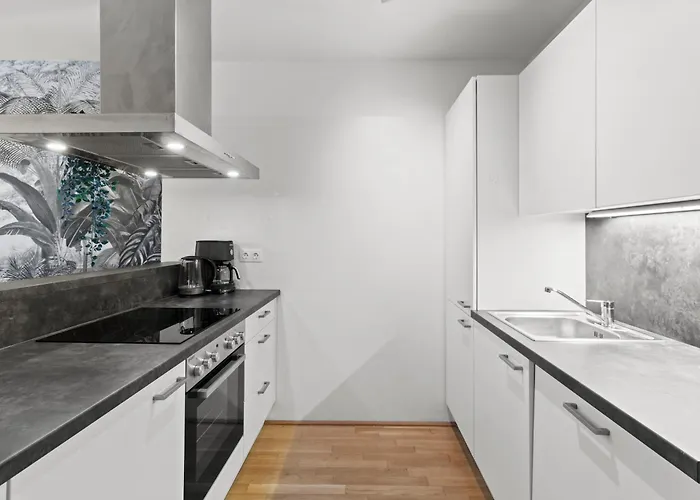 Modern Near Airport - Outdoor Space - Easy Access Διαμέρισμα