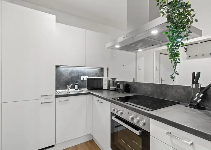 شقة Modern Near Airport - Outdoor Space - Easy Access *
