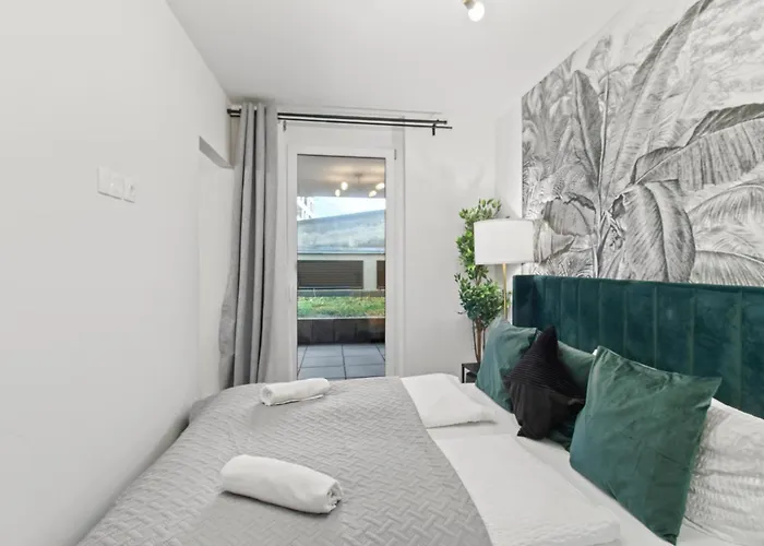 Modern Near Airport - Outdoor Space - Easy Access