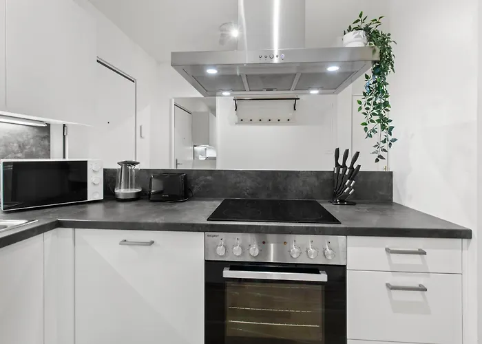 Modern Near Airport - Outdoor Space - Easy Access * فيينا