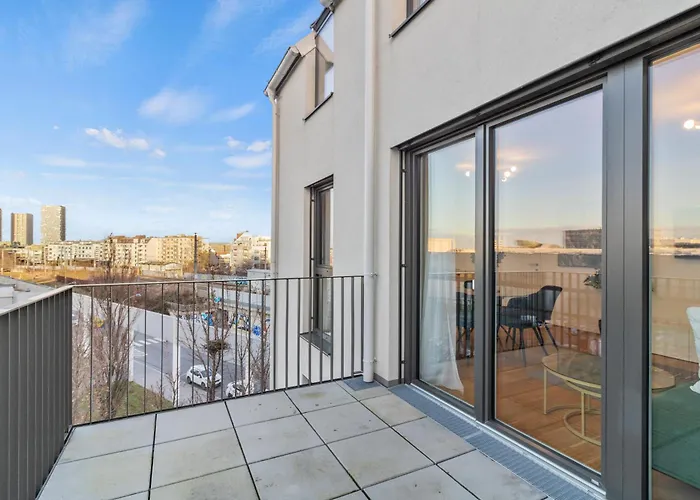 Modern Near Airport - Outdoor Space - Easy Access Διαμέρισμα