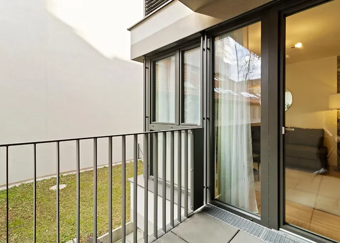 Modern Near Airport - Outdoor Space - Easy Access شقة فيينا