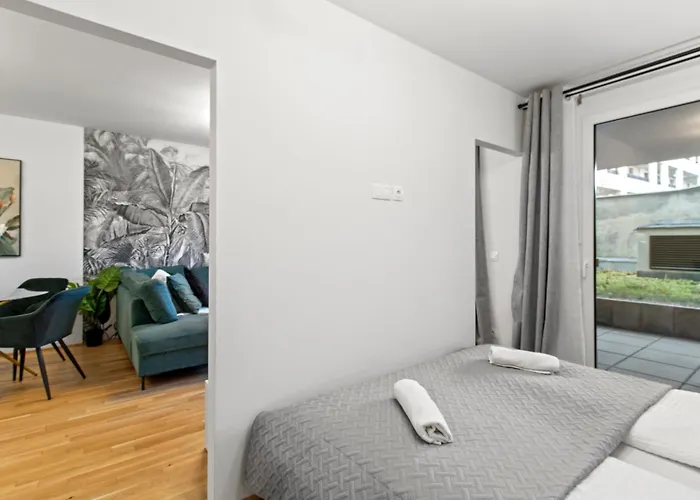 شقة Modern Near Airport - Outdoor Space - Easy Access *