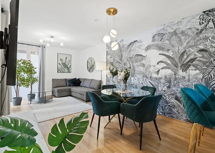 Modern Near Airport - Outdoor Space - Easy Access