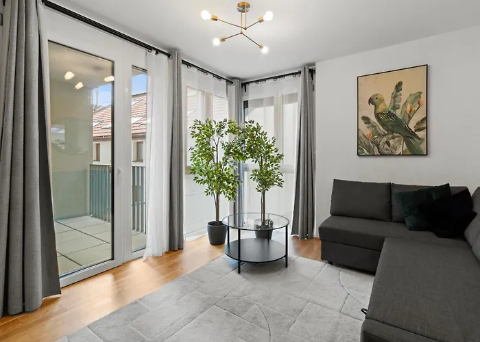 Modern Near Airport - Outdoor Space - Easy Access شقة