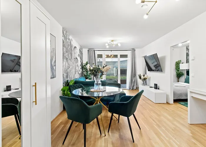 Modern Near Airport - Outdoor Space - Easy Access *