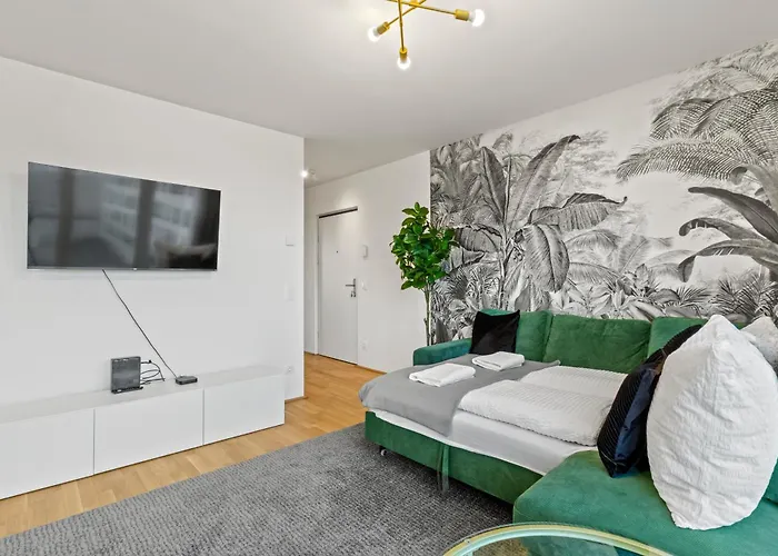 Modern Near Airport - Outdoor Space - Easy Access