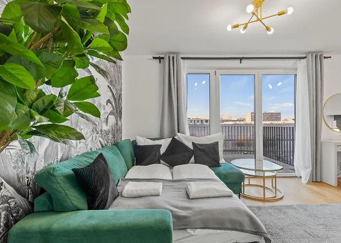 Modern Near Airport - Outdoor Space - Easy Access