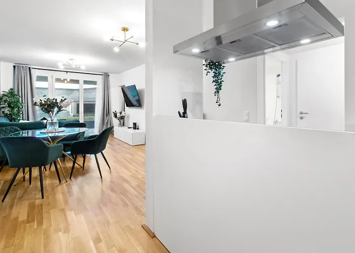 Modern Near Airport - Outdoor Space - Easy Access شقة *