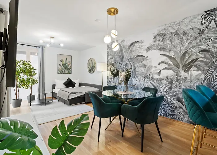 Modern Near Airport - Outdoor Space - Easy Access شقة *