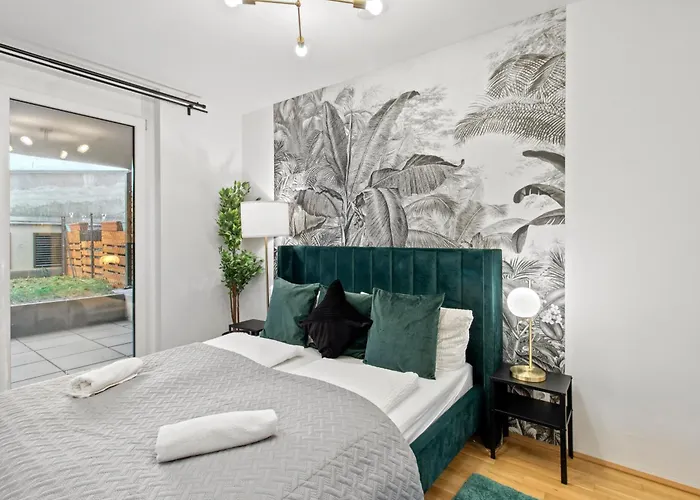 Modern Near Airport - Outdoor Space - Easy Access