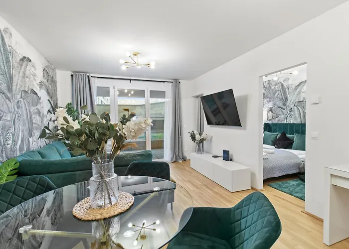 Modern Near Airport - Outdoor Space - Easy Access *