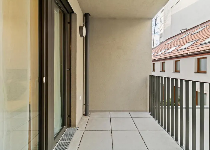 Modern Near Airport - Outdoor Space - Easy Access