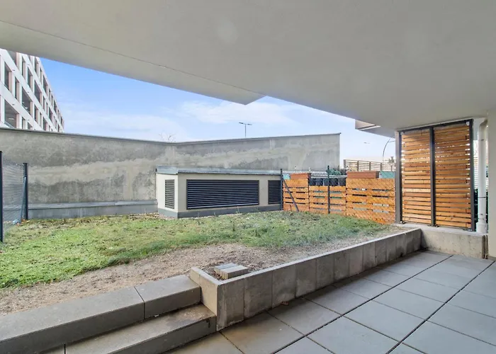Modern Near Airport - Outdoor Space - Easy Access شقة فيينا