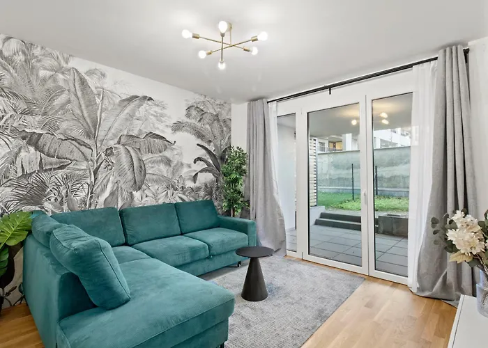 Modern Near Airport - Outdoor Space - Easy Access شقة *